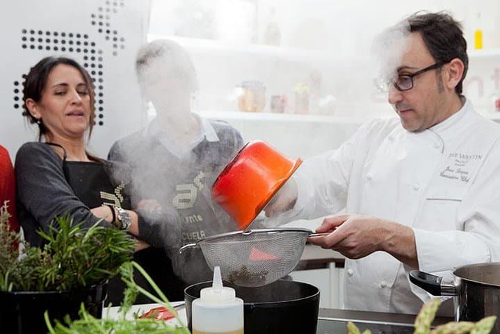 10 Tapas Cooking Class Experience in Madrid with Sangria