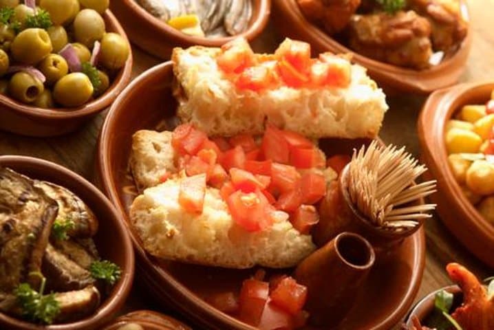 Tapas and Flamenco Show Small Group Tour in Barcelona