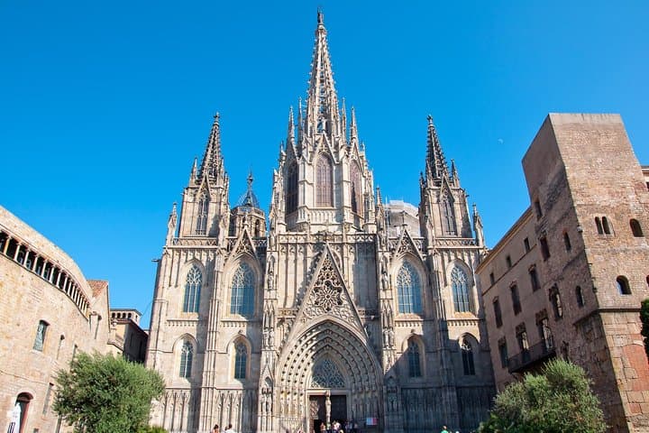 Barcelona Highlights Guided Tour with Monjuic Cable Car