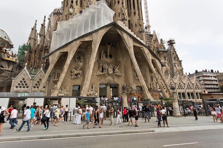 Skip-the-Line Sagrada Familia & Park Guell Tour Barcelona