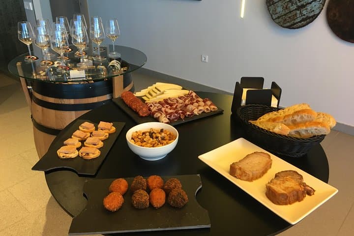 complete visit with tasting of 6 wines and gourmet aperitif !!!