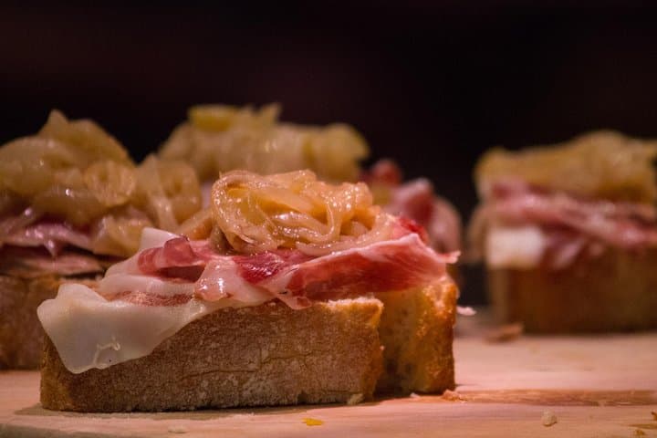Central Market & Hidden Tapas Bars Tour in Alicante