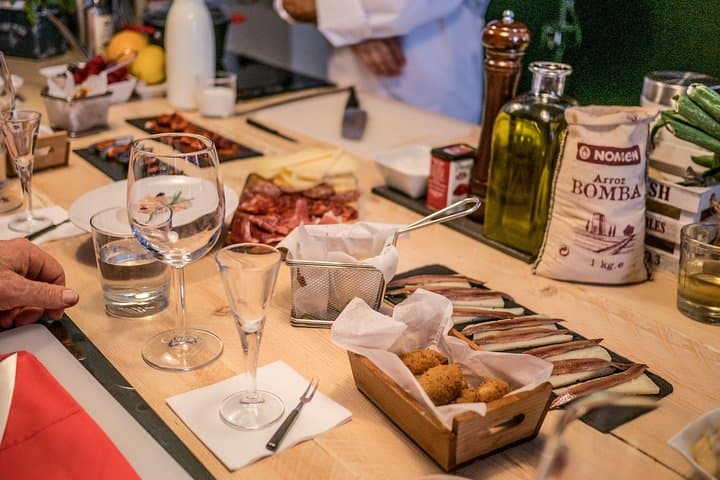 High-quality small groups Experience: Menu Paella, Tapas & Tour