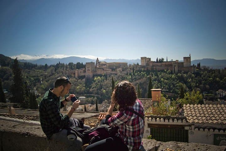 Granada and Albaicin: Wine and Tapas Tour
