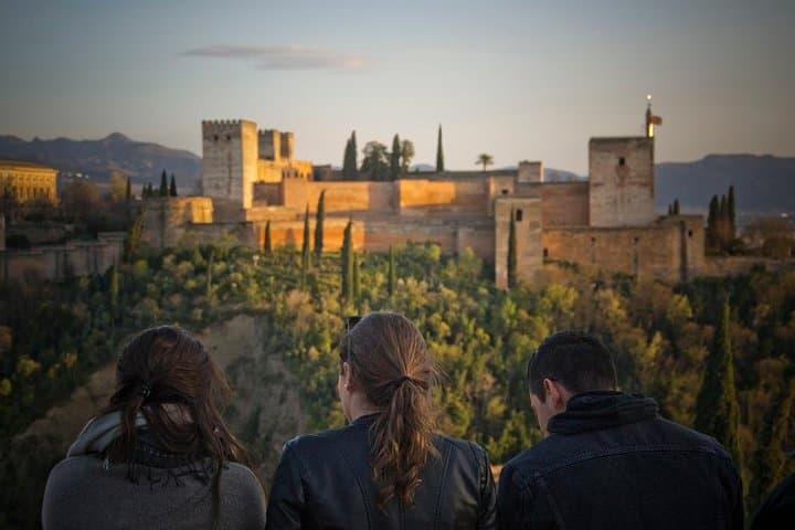 Granada and Albaicin: Wine and Tapas Tour