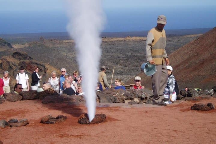 Full Day Tour to Timanfaya, Green Lagoon and La Geria