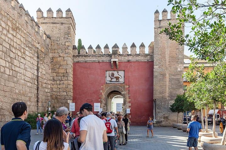 Walking tour through the monumental and historical area of Seville