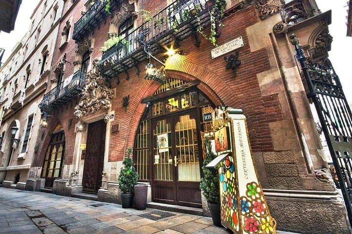 Picasso Museum & tapas at Art district Born private walking tour
