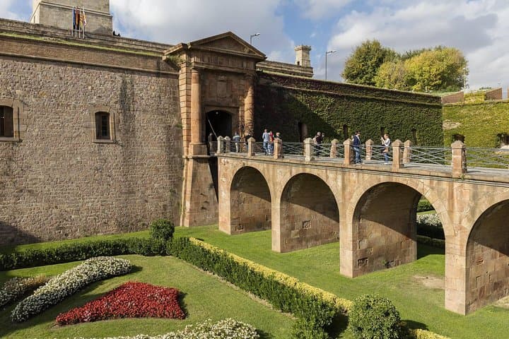 Barcelona: Old Town, Montjuic Castle, Cable Car Small Group Tour