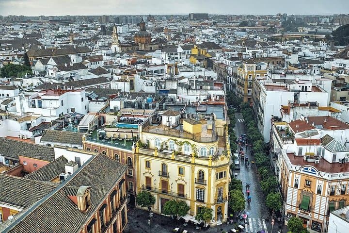 Private transfer from/to Seville to/from Granada with optional stop in Cordoba