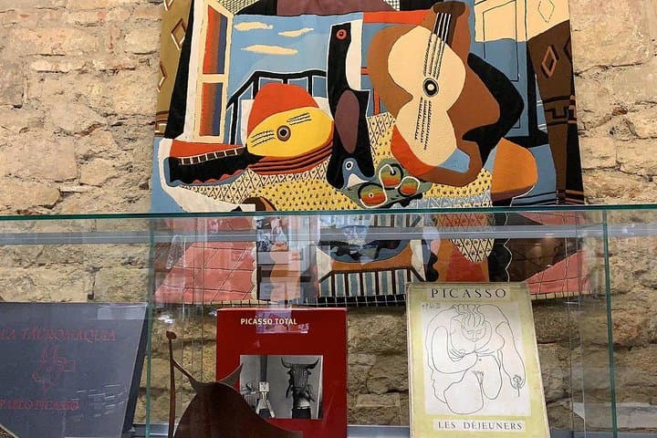 Barcelona Art and Tapas Small Group Walking Tour with Picasso Museum