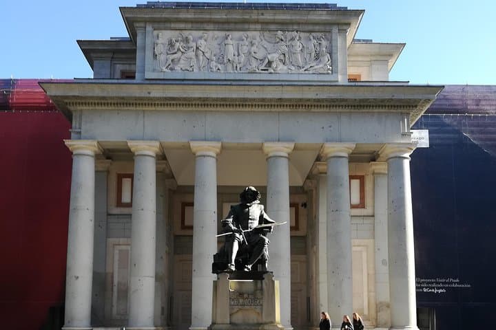 Velázquez' Statue, our meeting point.