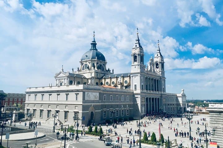 Prado and Reina Sofia skip the line and private visit