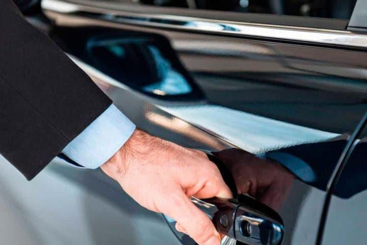 Shared Arrival Transfer: Seville Airport to Hotel