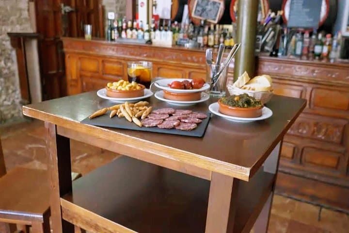 Sevilla Food Tour: Tapas, Wine, History & Traditions