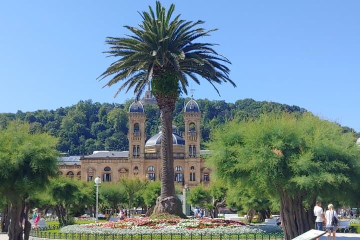 Explore San Sebastián’s History & Taste Its Flavors at Lunch