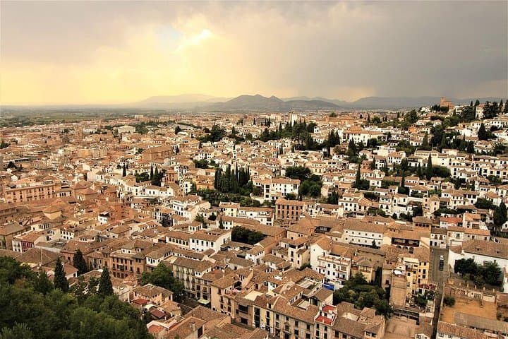 Private transfer from/to Seville to/from Granada with optional stop in Cordoba