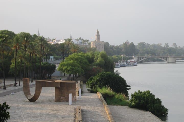 Private tour Royal Palace+Cathedral+Walk along the river+Triana neighbourhood