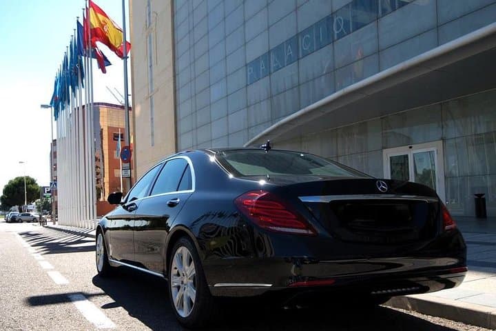 Madrid: Private Transfer IN or OUT in Upscale Vehicle with Professional Driver