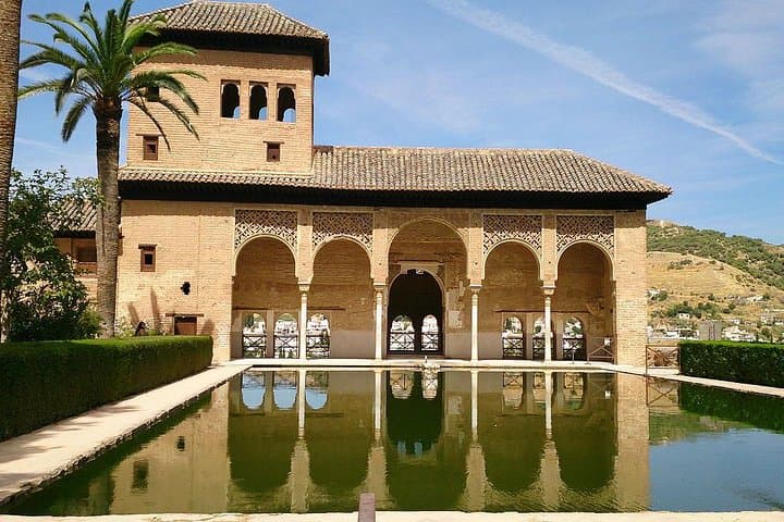 Alhambra &Charles Palace Guided Tour with Optional Nasrid Palaces
