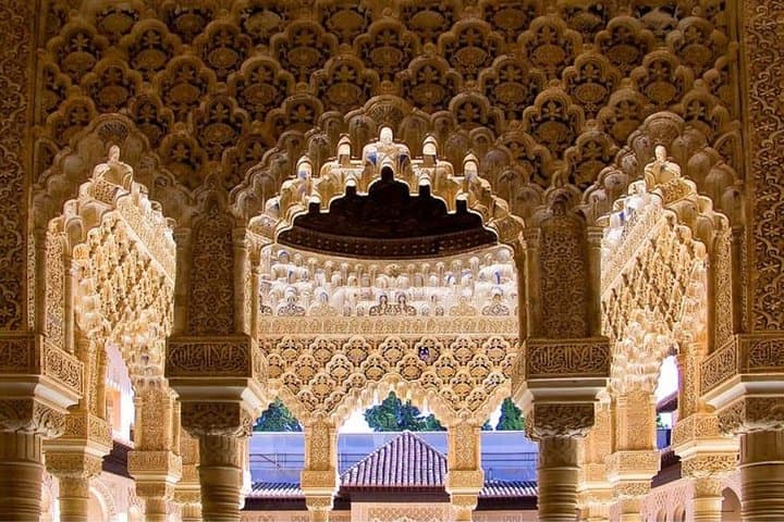 Skip the line: Alhambra Palace and Generalife Gardens Private Guided Tour