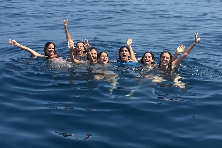4-hour private boat with Captain for up to 9 people
