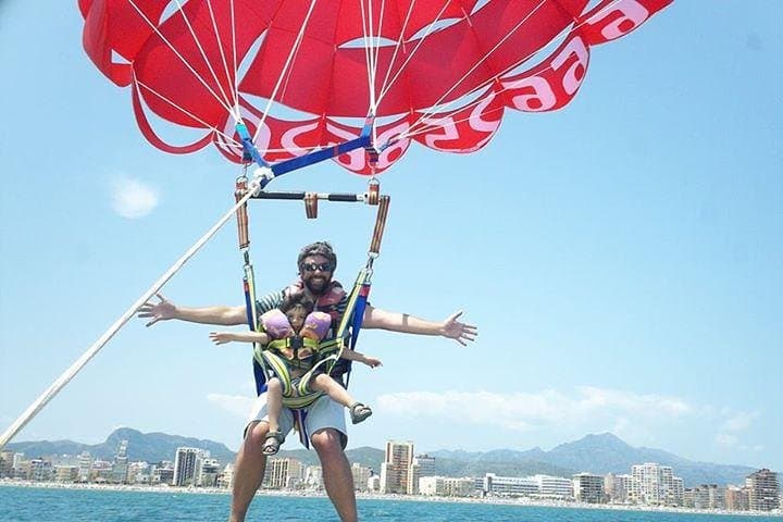 Parasailing desde el puerto de Denia
