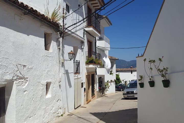 Wine, Tapas & Lake Zahara by e-bike incl Ronda pickup (full day)