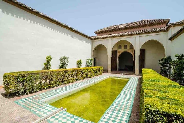 Skip the Line: Private Alcazaba & Gibralfaro with Nasrid Palaces