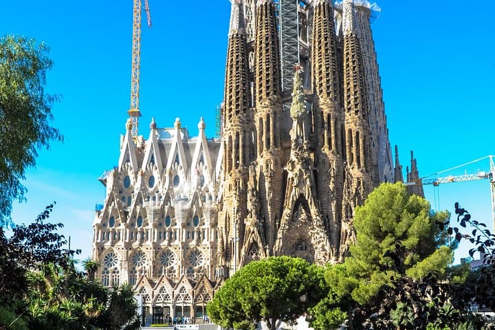 Barcelona Highlights & Sagrada Familia Tour: Priority Access