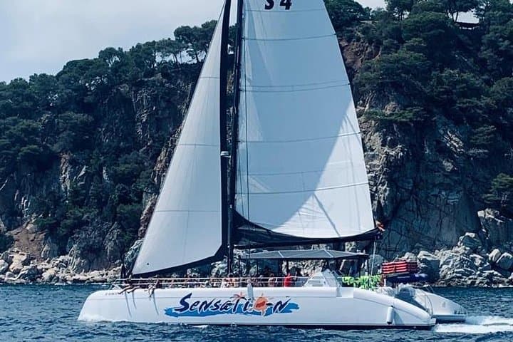 Catamaran ride -Costa Brava with barbecue and drinks. Familiar.