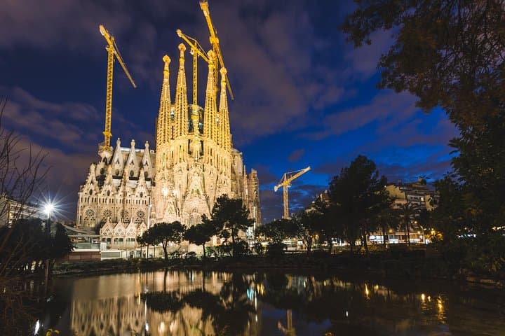 BrightSide Tours: Sagrada Familia at night.