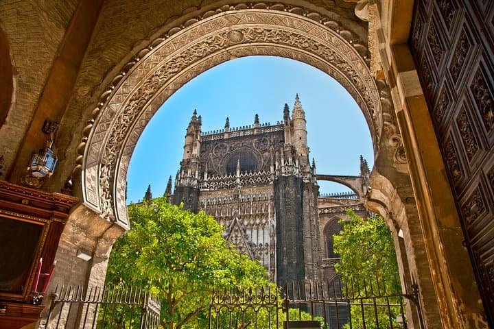 Seville: Cathedral & Giralda Guided Tour with Tickets