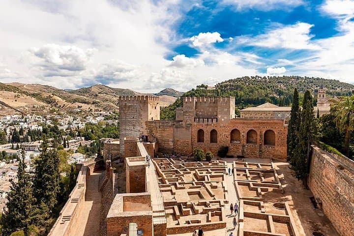 Alhambra and Historic Center : Generalife, Alcazaba and Gardens