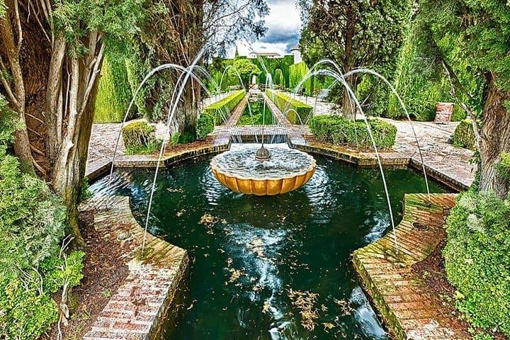 Generalife, Gardens and Alcazaba : guided tour with tickets