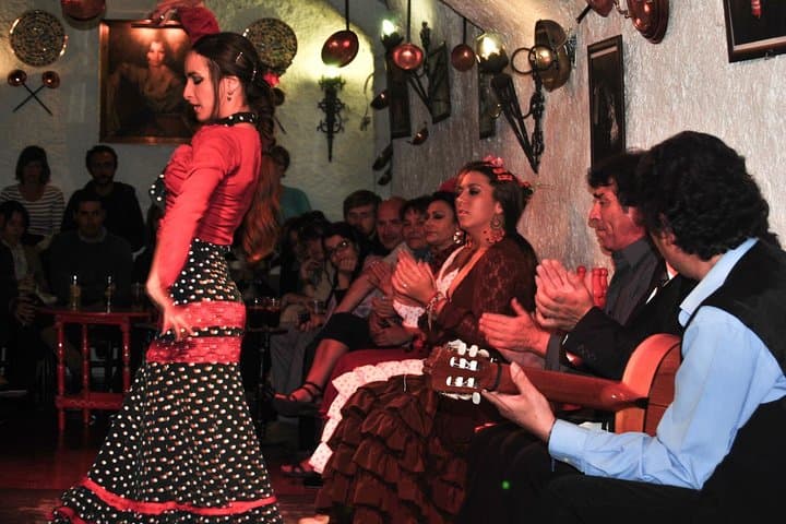Barcelona Private Tour: Tapas & Wine Tasting with Flamenco Show