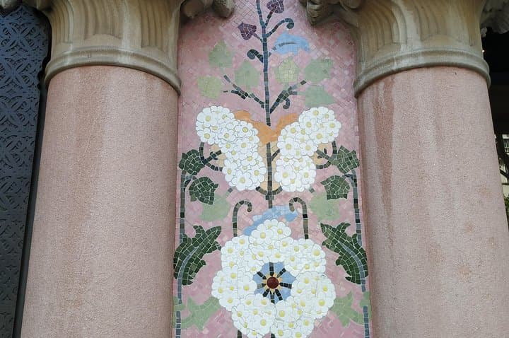 Mosaic façade Casa Morera