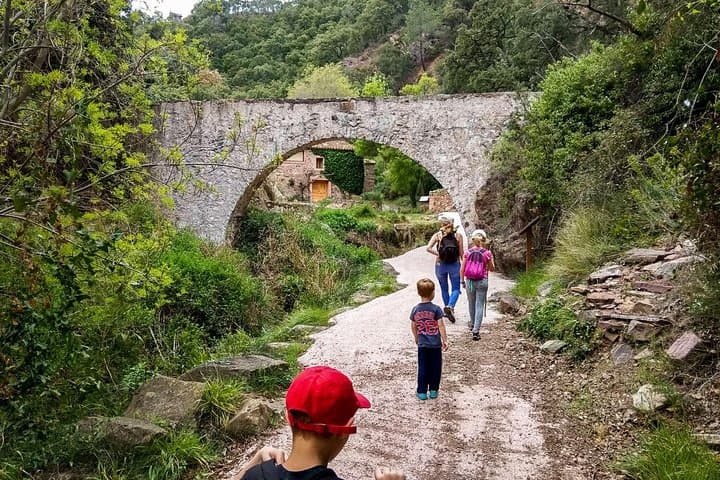 Hiking in the Valencian countryside - a great activity for families!