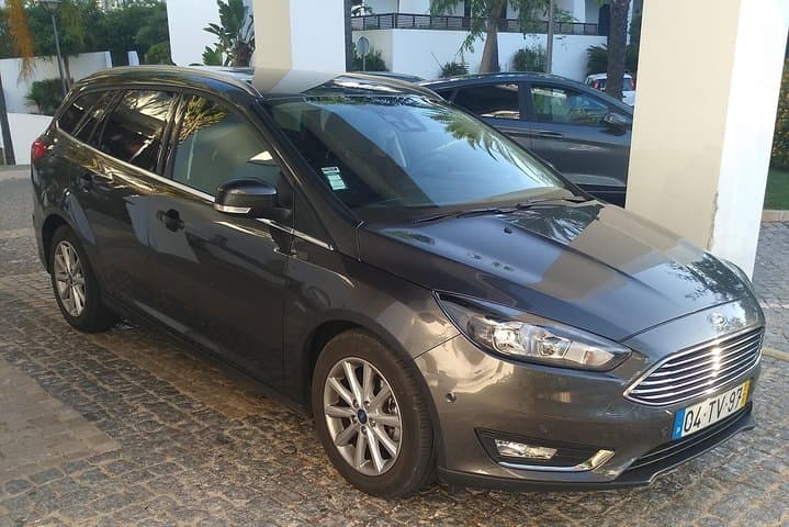 Private ground transportation to and from golf resorts Portugal.