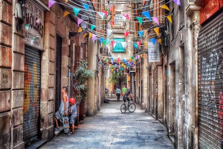 Explore Barcelona: Private Tour with Highlights, Gems & Tapa