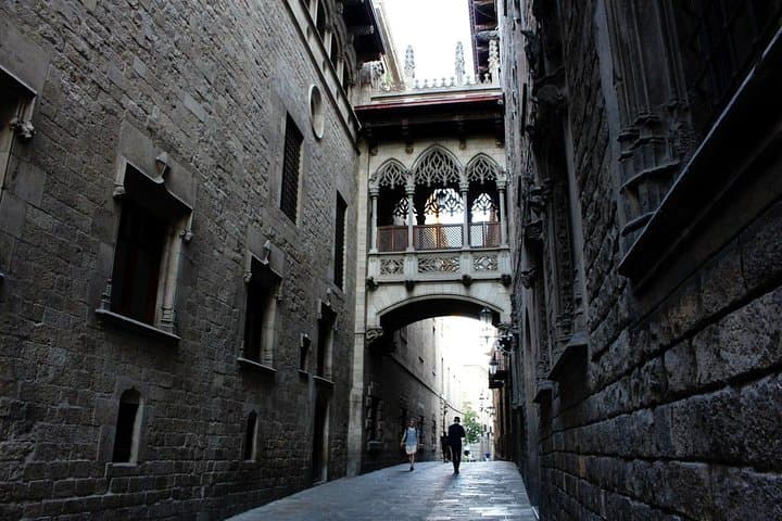 Explore Barcelona: Private Tour with Highlights, Gems & Tapa