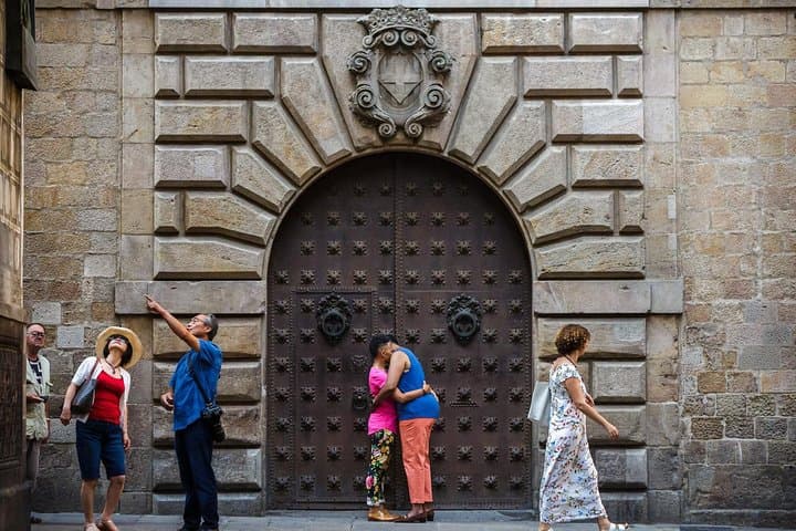 Explore Barcelona: Private Tour with Highlights, Gems & Tapa