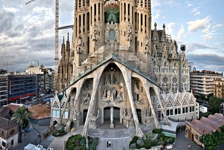 Barcelona:Guided Bike Tour of Sagrada Familia and City Highlights
