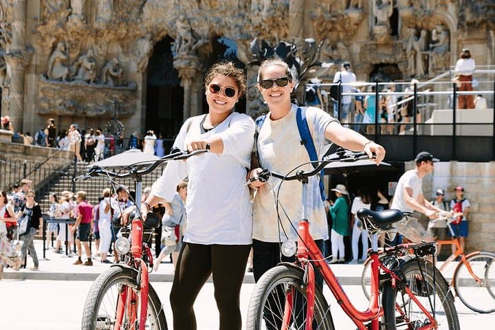 Barcelona:Guided Bike Tour of Sagrada Familia and City Highlights