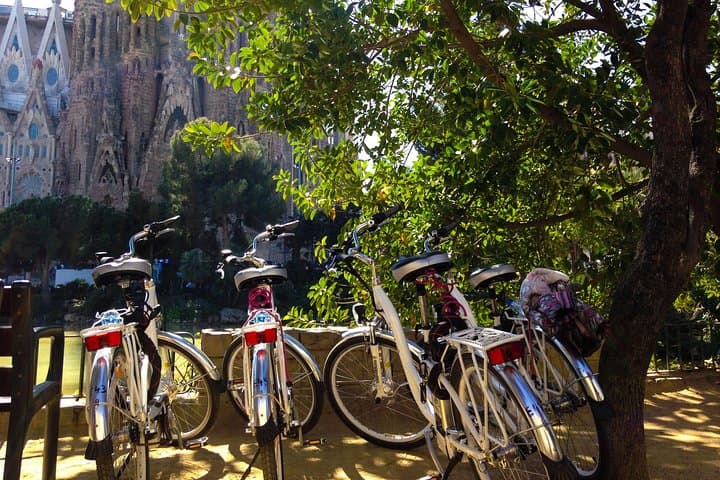 Barcelona:Guided Bike Tour of Sagrada Familia and City Highlights