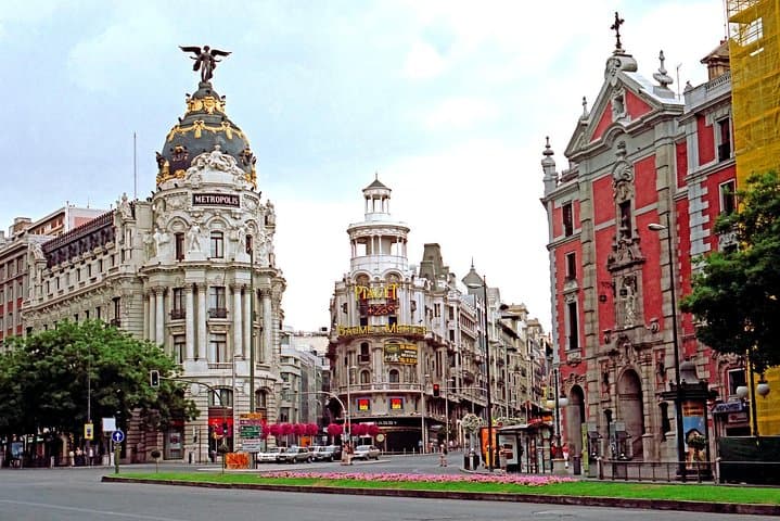 Private walking tour Madrid: Secrets and must