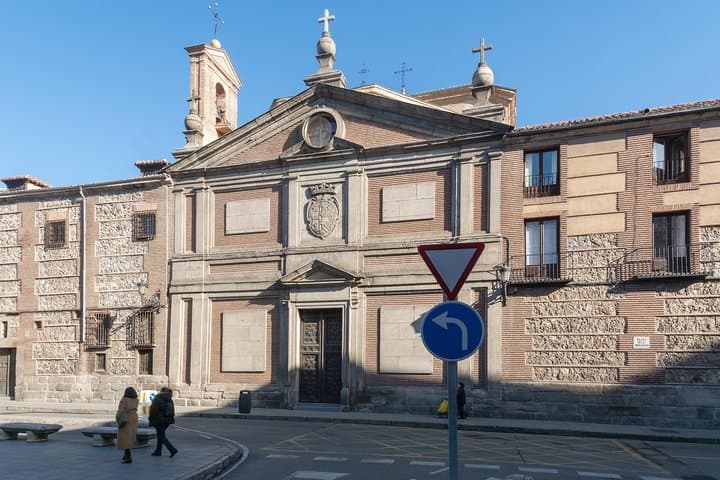 Private walking tour Madrid: Secrets and must