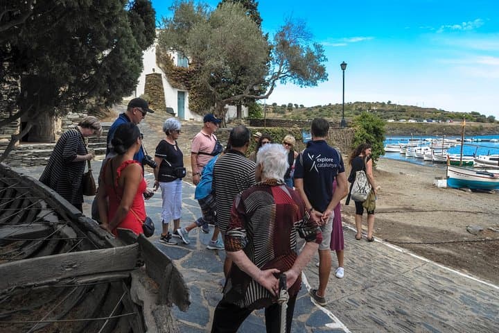 Relaxing with the guide before you go inside the house in Port light.