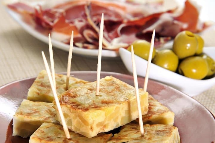Tapas and Flamenco Show Small Group Tour in Barcelona