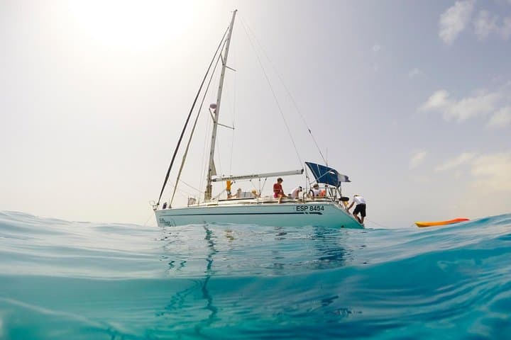 Sailing tour around the Lobos Island Natural Park / 4h